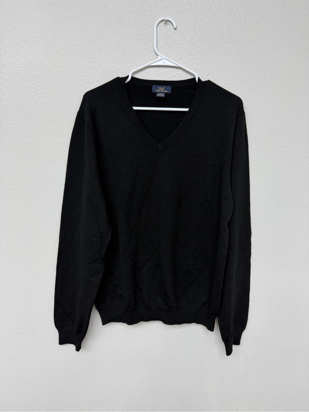 Brooks Brothers 346 Men’s Extra Fine Merino Wool V-Neck Sweater in Black, Size M